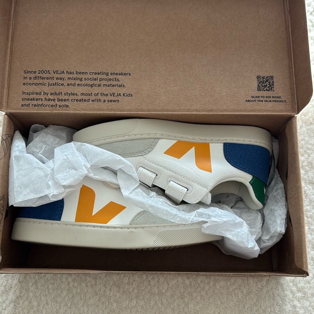 Brand new Veja Jcrew Crewcuts sneakers is size 2